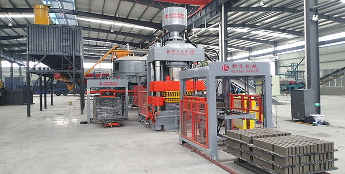 液壓磚機、靜壓磚機生產現(xiàn)場